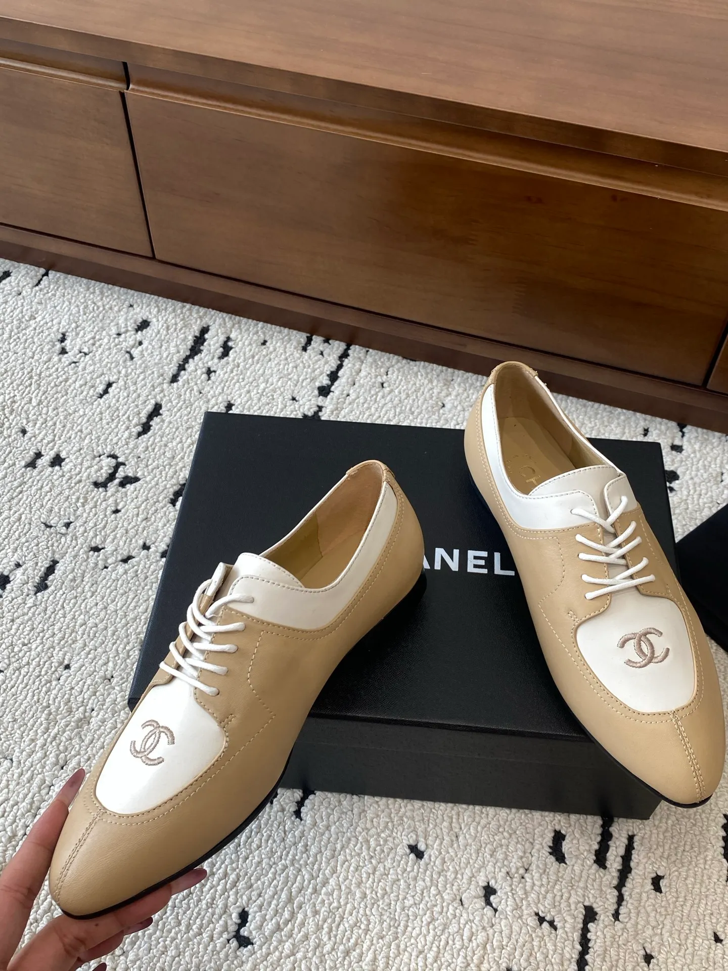 👟👟Ex-factory price 580👟👟 🍀CHANEL｜Chanel Xiaoxiang 25C new autumn and winter products, pointed-toe flat-soled deep-mouth shoes, full of retro style, elegant shoe shape, very pleasing to look at. The pointed toe makes the feet become thinner and looks slender. The classic double-C electric alluring design is particularly fashionable and elegant. The upper is made of top calf patent leather and the lining is silk sheepskin. It is super comfortable. Italian imported cowhide leather outsole. Size: 35-39 (customized 40/41) 👉 👉 👉 Buy now 👉 Buy now 👉